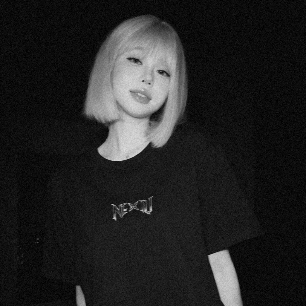 NIVEUS GOTHIC BLOOM TEE